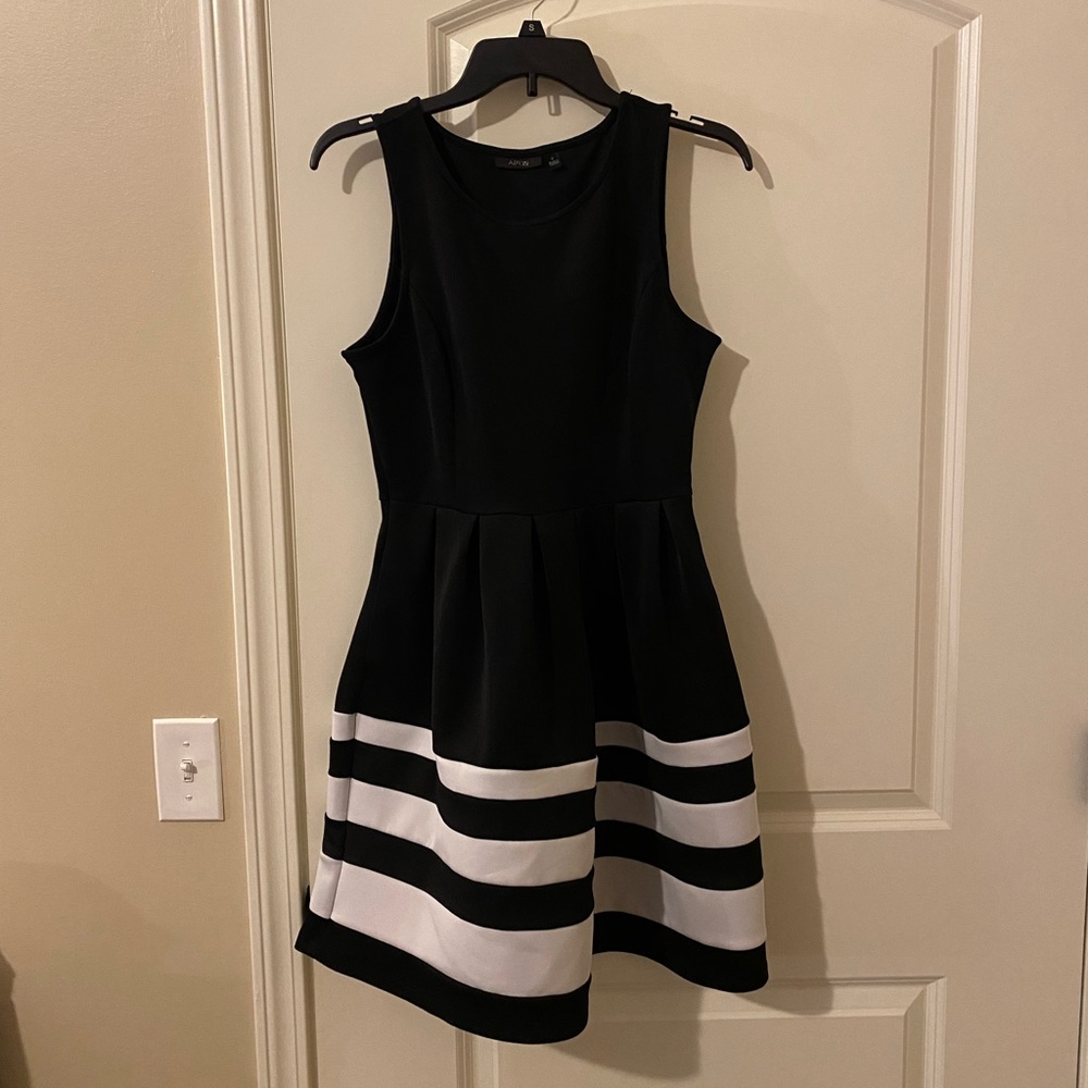 Super cute black/white dress size 6 - in excellent condition
